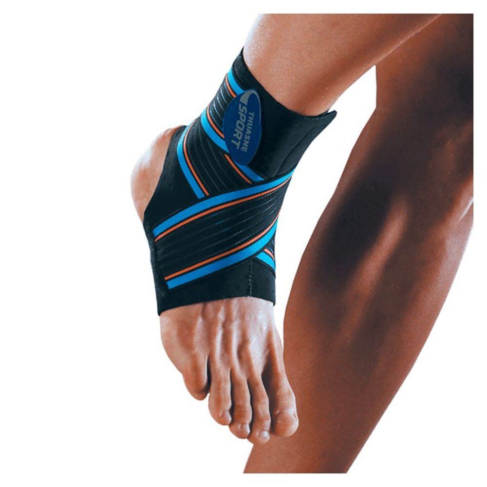 Enkelbrace op voet. Zwart materiaal met blauwe en oranje strepen. Logo "THUASNE SPORT".