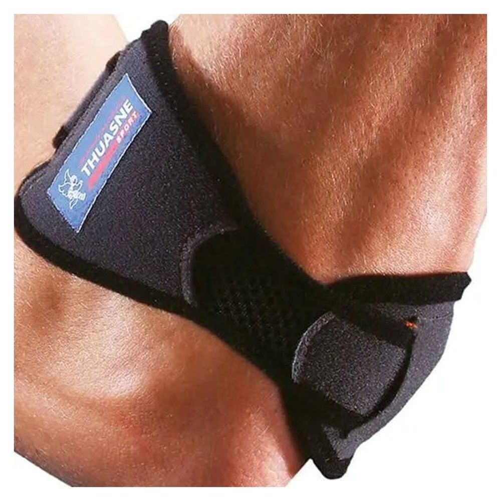 Bracelet anti-épicondylite Thuasne Sport sur un bras. Bande noire avec insert en mesh et logo de la marque sur un patch bleu.