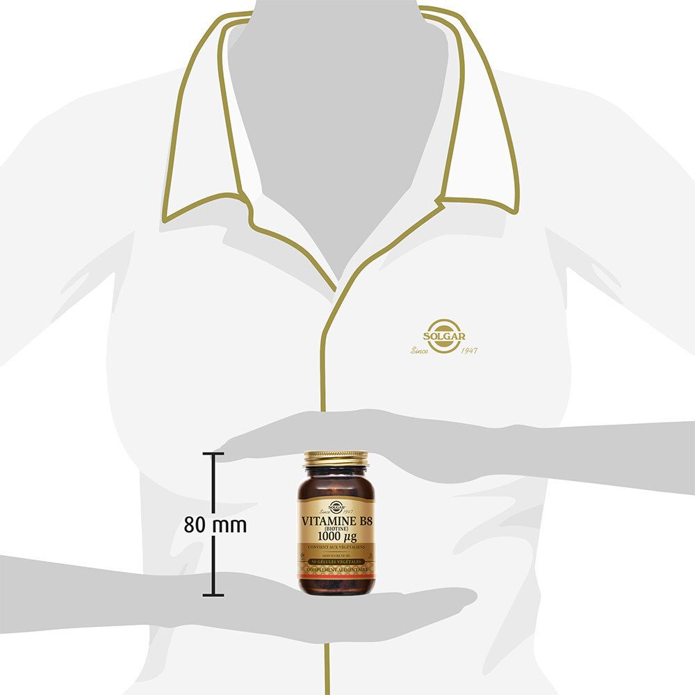 Persoon houdt een fles vast. Op de fles staat: Vitamine B8 1000 µg. 80 mm meting.