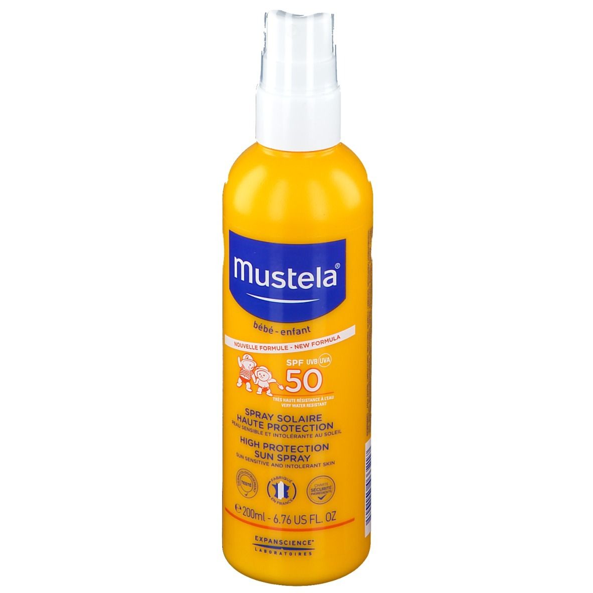 Gele fles met witte spraykop. Opschrift: Mustela, 50 SPF, zonnebrandspray. Nieuwe formule.