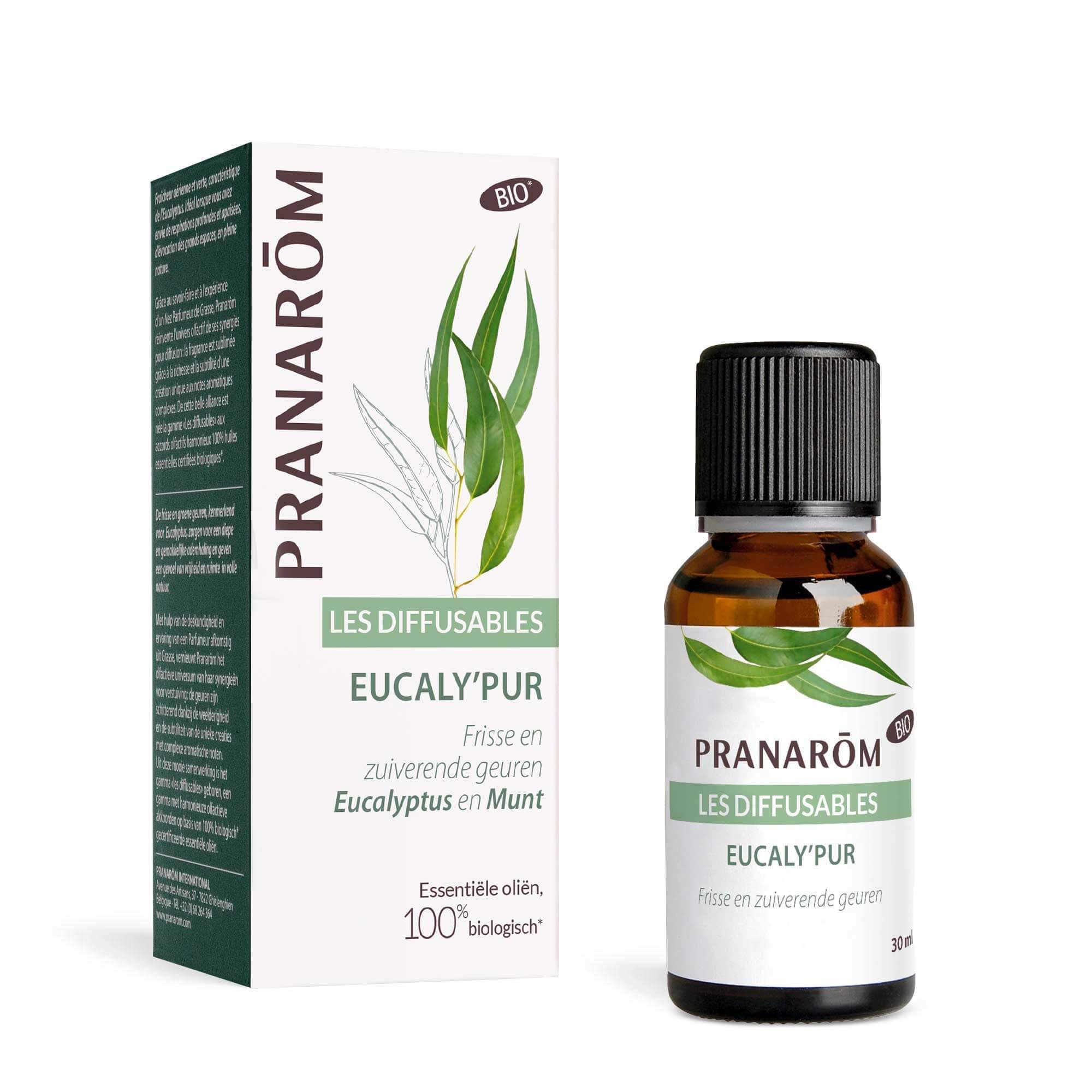 Bruine glazen fles met zwarte dop en etiket. Witte doos met productinformatie en logo.