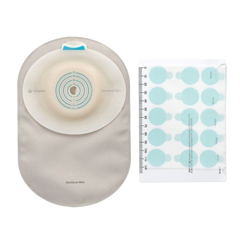 Zakje met convexe basisplaat en accessoires. Basisplaat met meetlijnen. Accessoires: blauwe huidbeschermingspads. SenSura Mio.