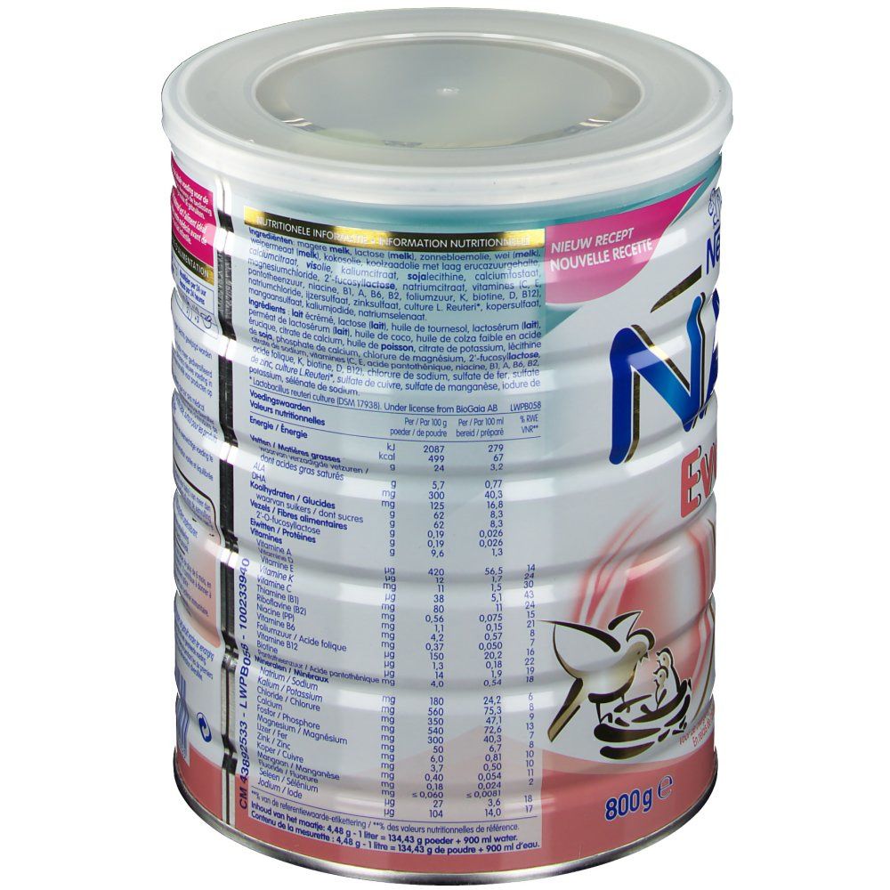 Boîte de lait en poudre avec informations nutritionnelles et liste d'ingrédients. Logo Nestlé et indication 800g.