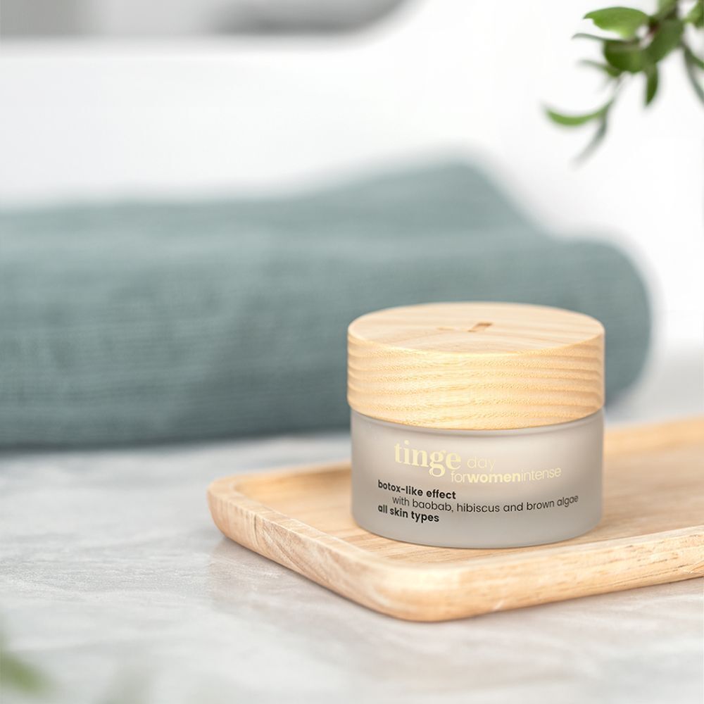 Crème de jour Tinge pour femmes, pot en verre avec couvercle en bois, vue latérale.