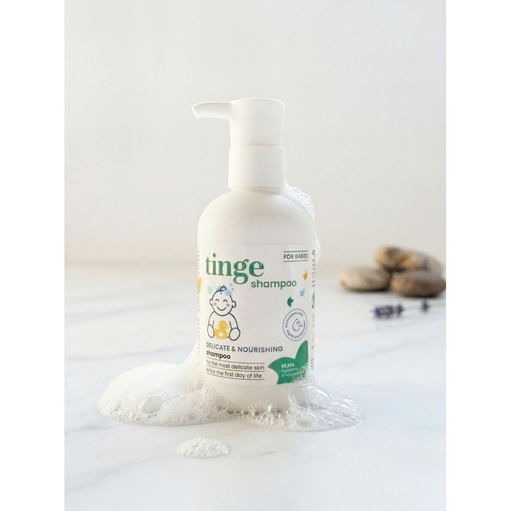 Flacon blanc avec étiquette verte. Inscription : tinge for babies Shampoo. 200 ml.
