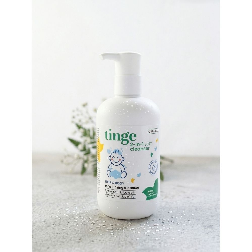 Flacon blanc avec pompe. Inscription : Tinge for babies, gel nettoyant 2 en 1 pour cheveux et corps. Contient une pompe.