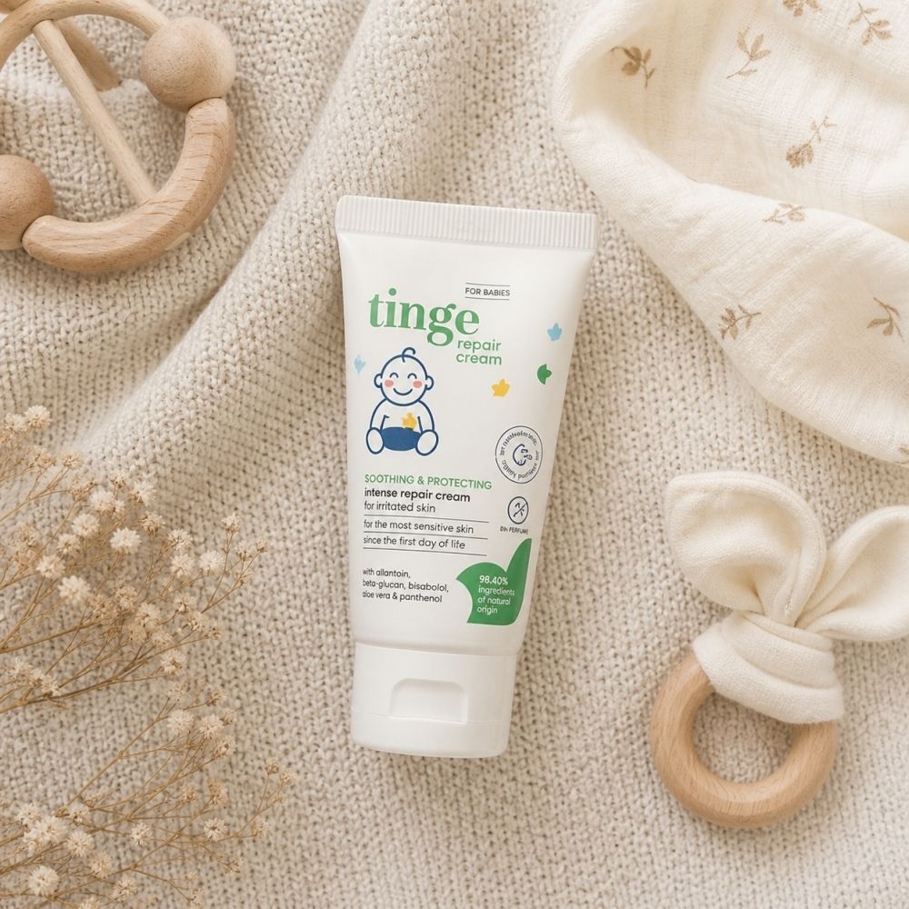Witte tube met tekst: Repair Cream, voor gevoelige huid. Baby-illustratie. 96,40% natuurlijke oorsprong.