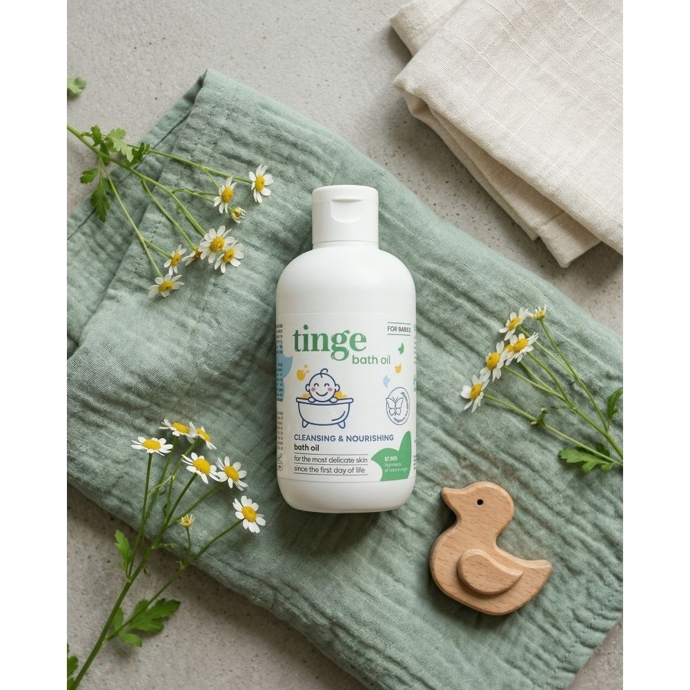 Witte fles met groen etiket. Opschrift: tinge for babies, bath oil, badeöl, huile de bain, badeöl.