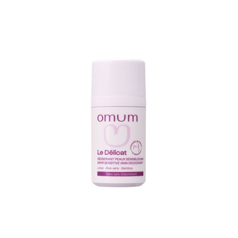 Roller deodorant met witte dop. Opschrift: omum, Le Délicat, 24H Sensitive Skin Deodorant. Aloë vera, bamboe.