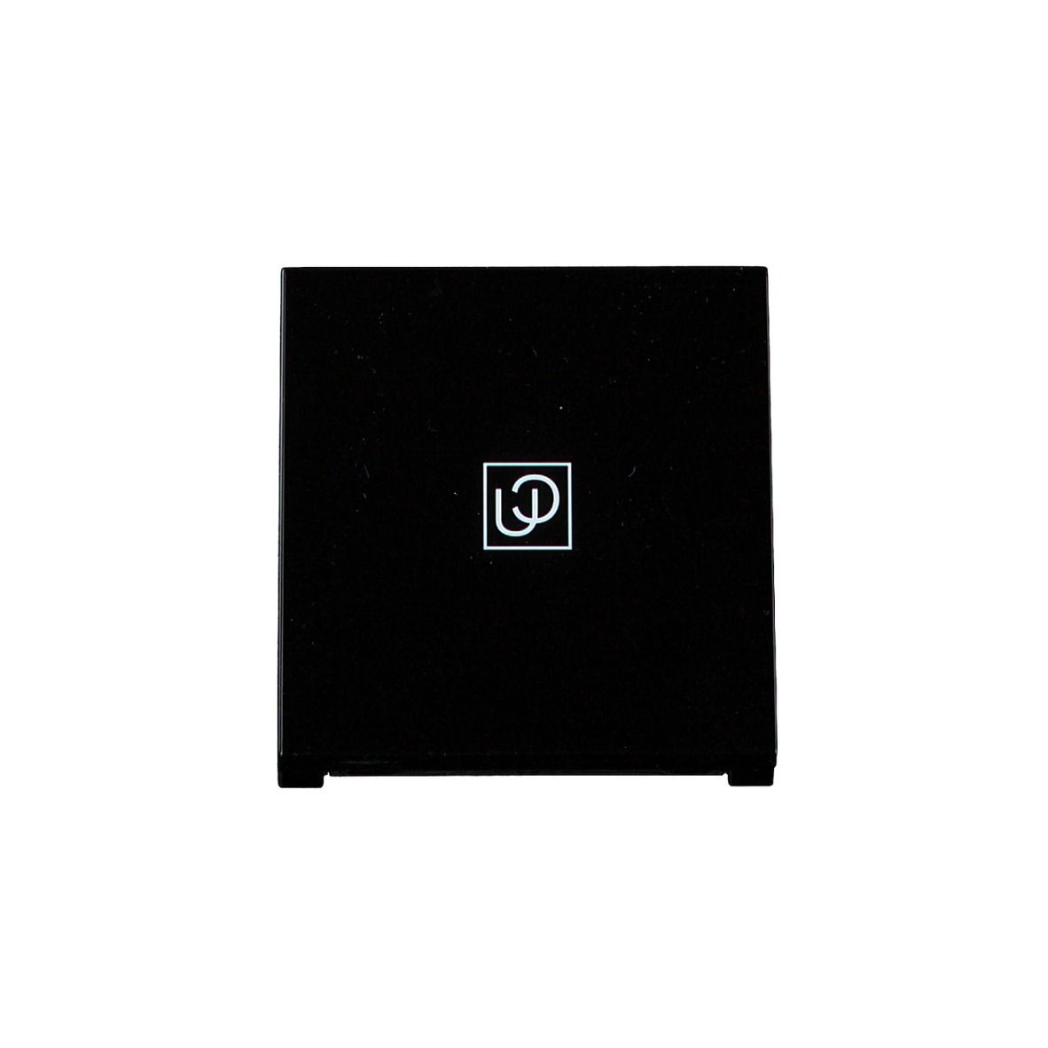 Palette de fards à paupières noire fermée. Carrée, avec logo. Couvercle avec miroir. Marque non visible.