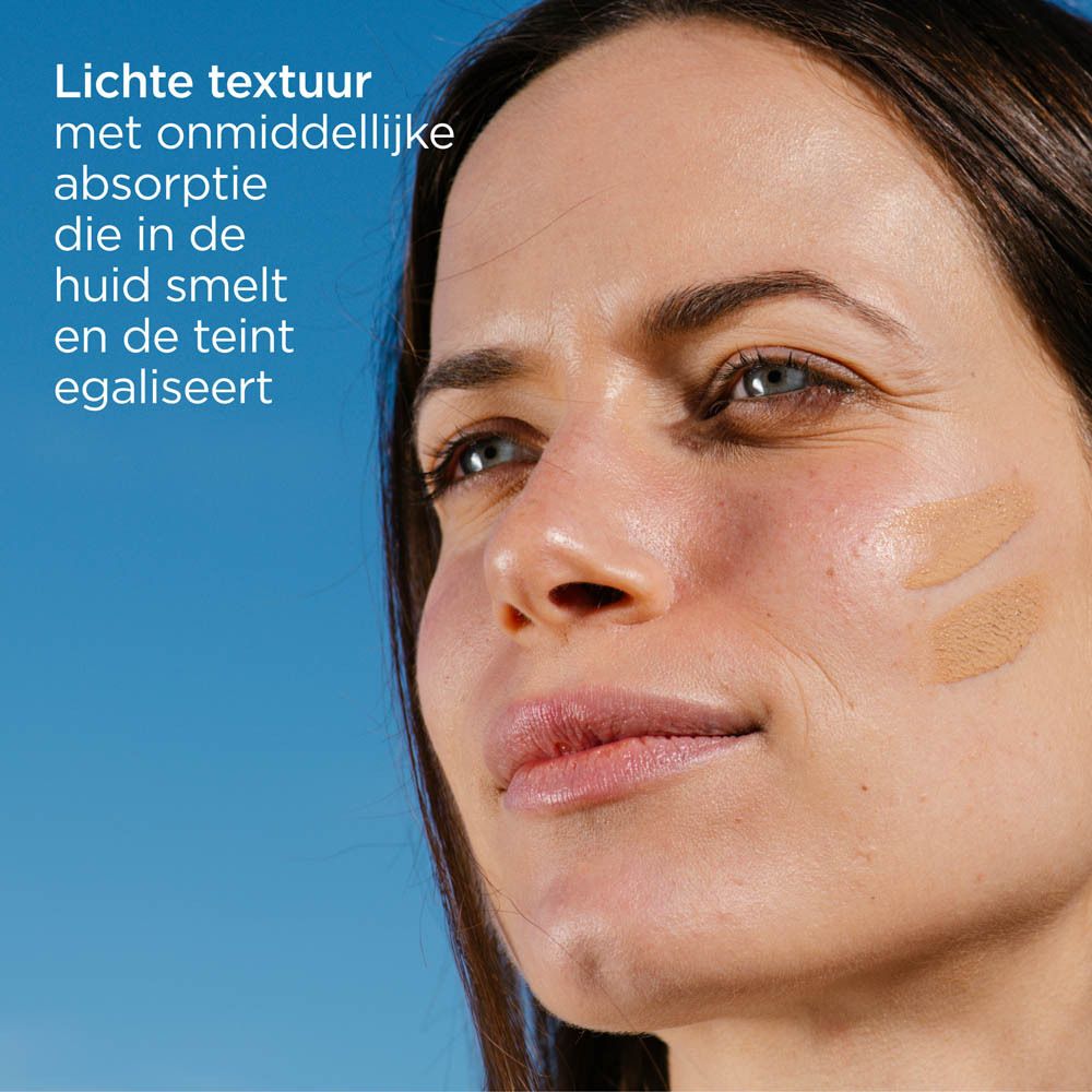 Hand houdt een tube vast. Tekst: Drievoudige depigmenterende werking, maakt huidtint lichter en egaler. Anti-vervuiling.