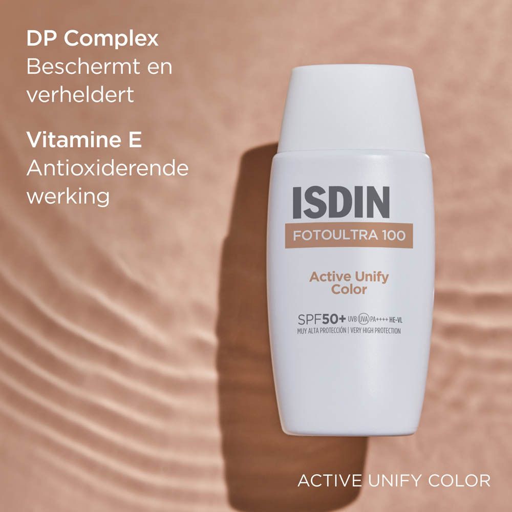 Vrouw met getint product op de huid. Tekst: Aanbrengen 30 minuten voor blootstelling aan de zon. Om de 2 uur opnieuw aanbrengen.