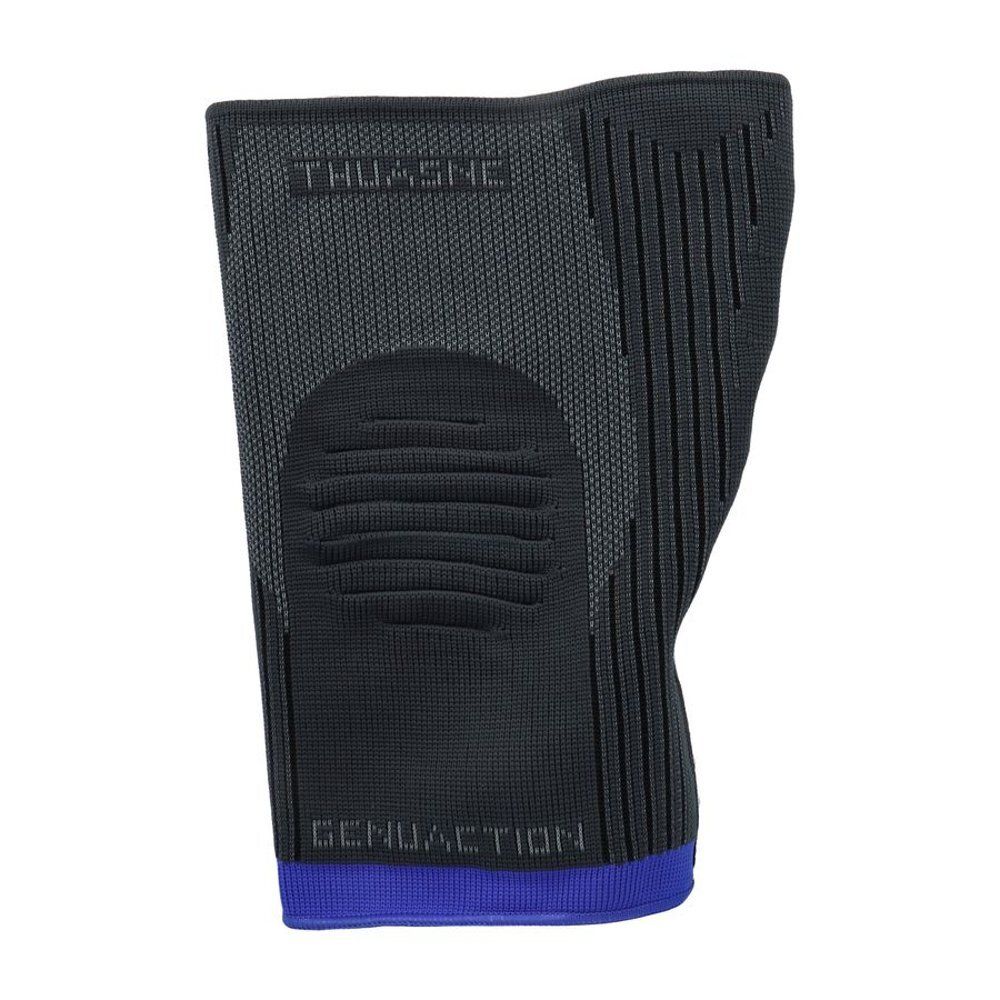 Thuasne GenuAction Genou Gris Taille 2 kniebrace. Grijs-blauwe brace met logo. Zichtbare textuur en vorm.
