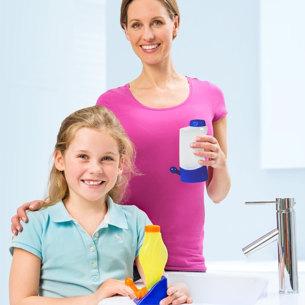 Moeder en kind voor wastafel. Moeder houdt witte fles vast, kind houdt gele neusdouche vast. Productnaam: Rhinicur.