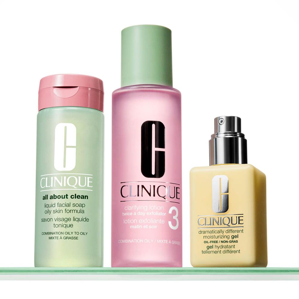Drie Clinique huidverzorgingsproducten: vloeibare gezichtsreiniger, lotion en hydraterende gel.
