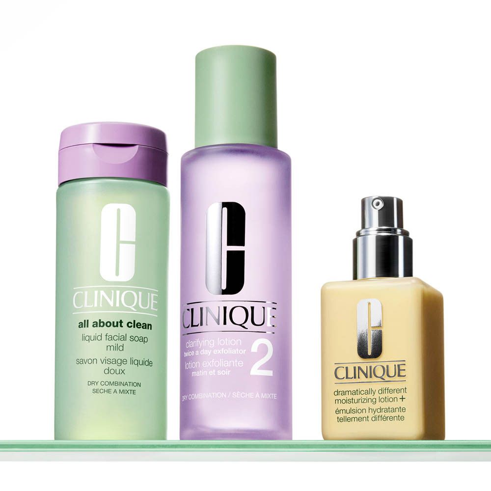 Drie Clinique-producten: gezichtsreiniger, clarifiying lotion en hydraterende lotion.