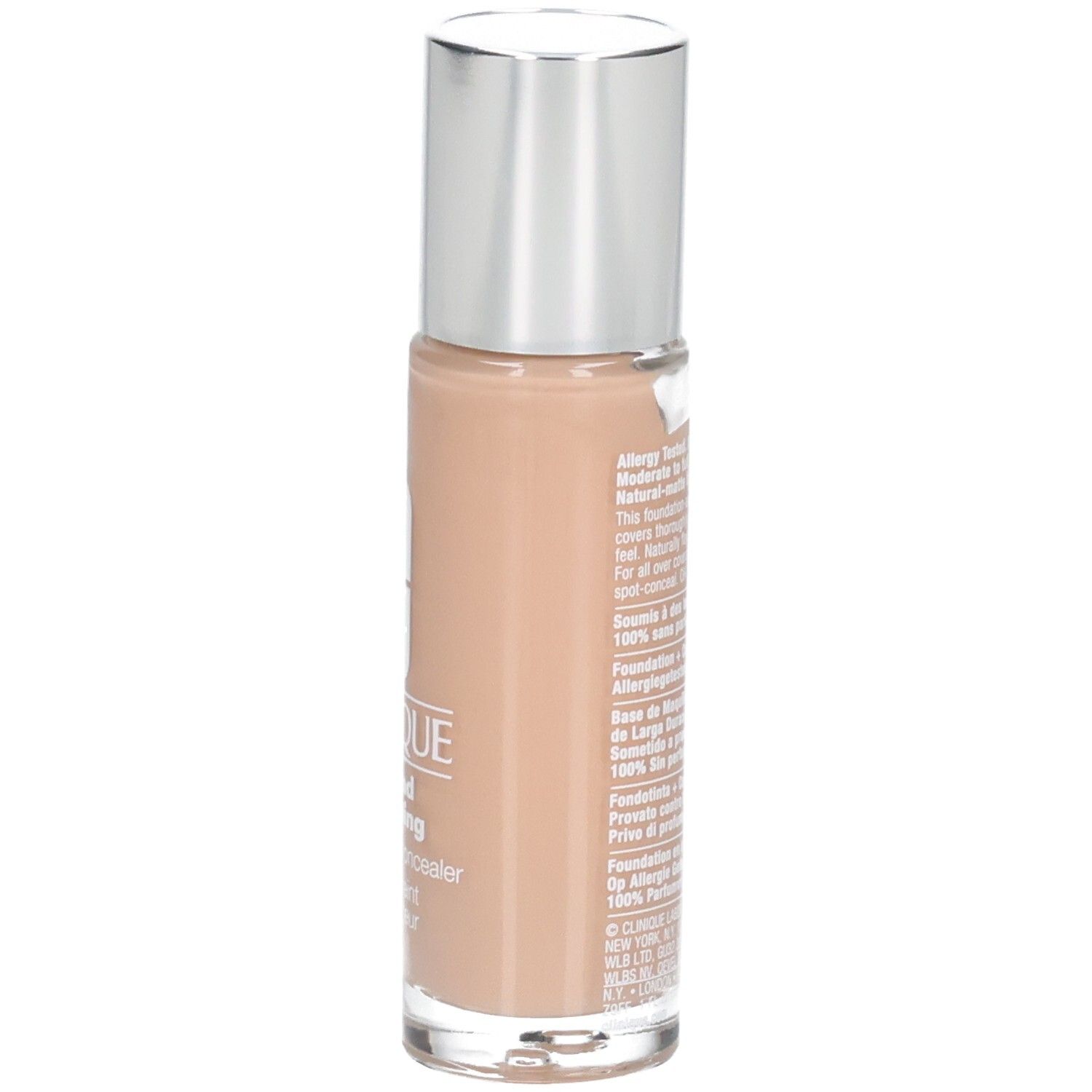 Beige foundationflesje met zilveren dop. Tekst op achterkant. Opschrift: Clinique, beyond perfecting, foundation + concealer, 2 in 1.