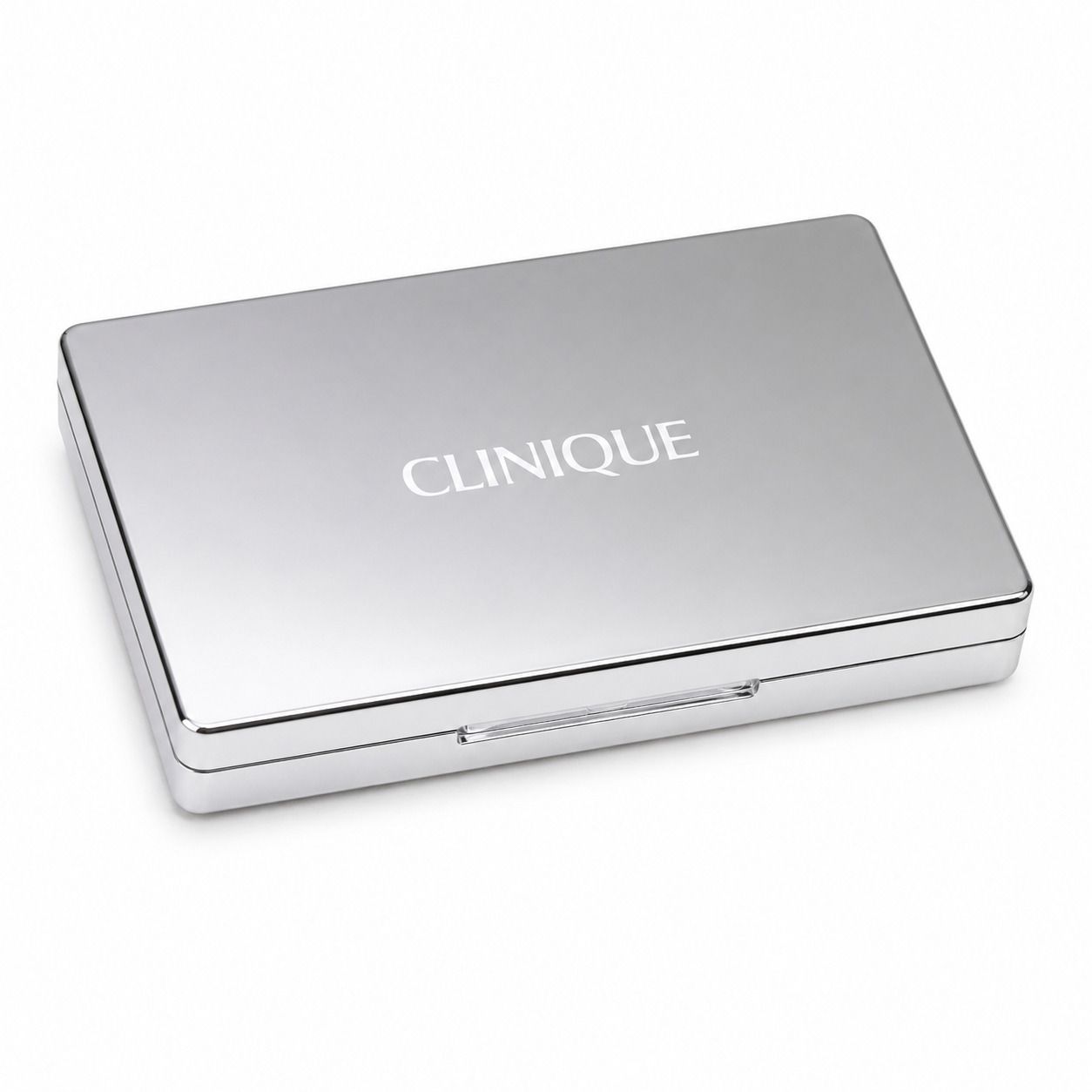 Gesloten Clinique blush doosje, zilverkleurig, met logo.