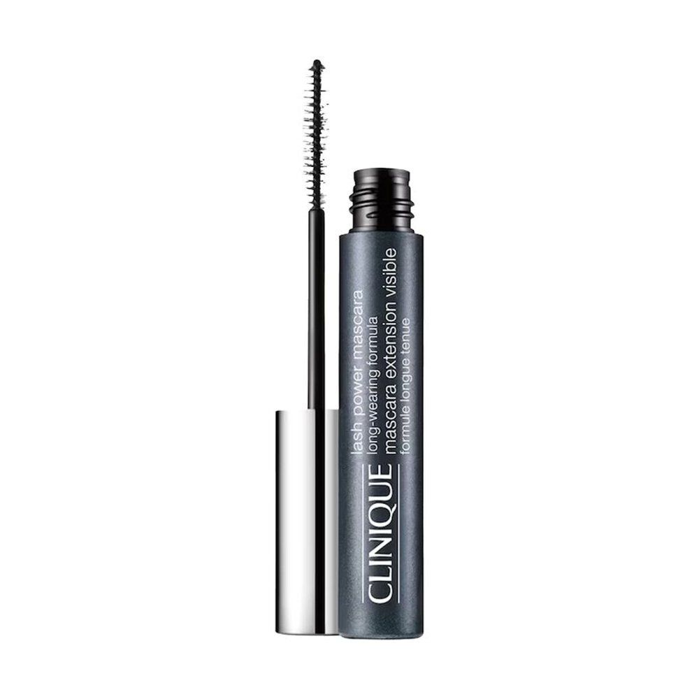 Clinique Lash Power Mascara. Brosse et contenant de mascara noirs. Couvercle argenté. Nom du produit visible.
