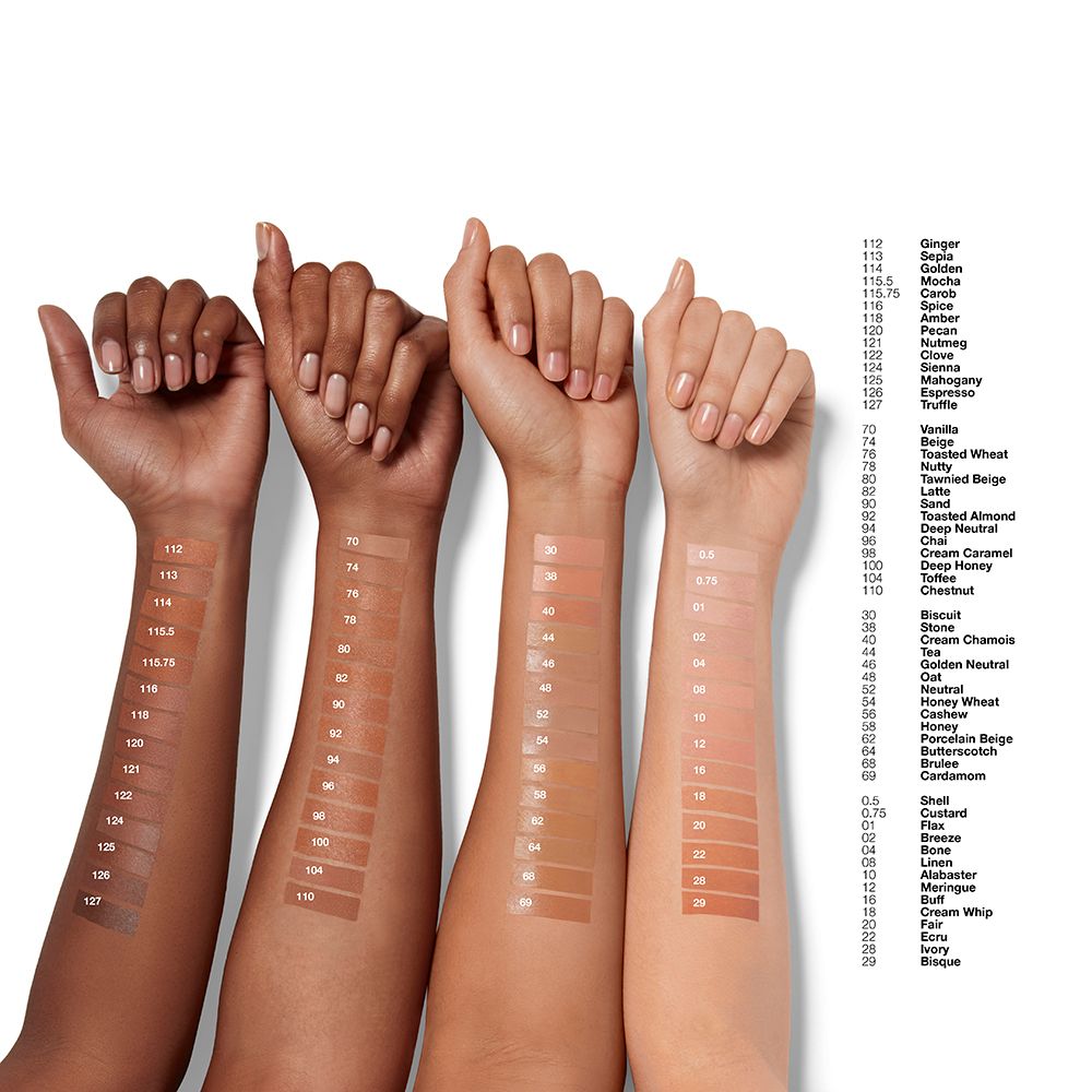 Armen met kleurmonsters van Clinique Even Better Makeup. Verschillende huidtinten met kleurnummers.