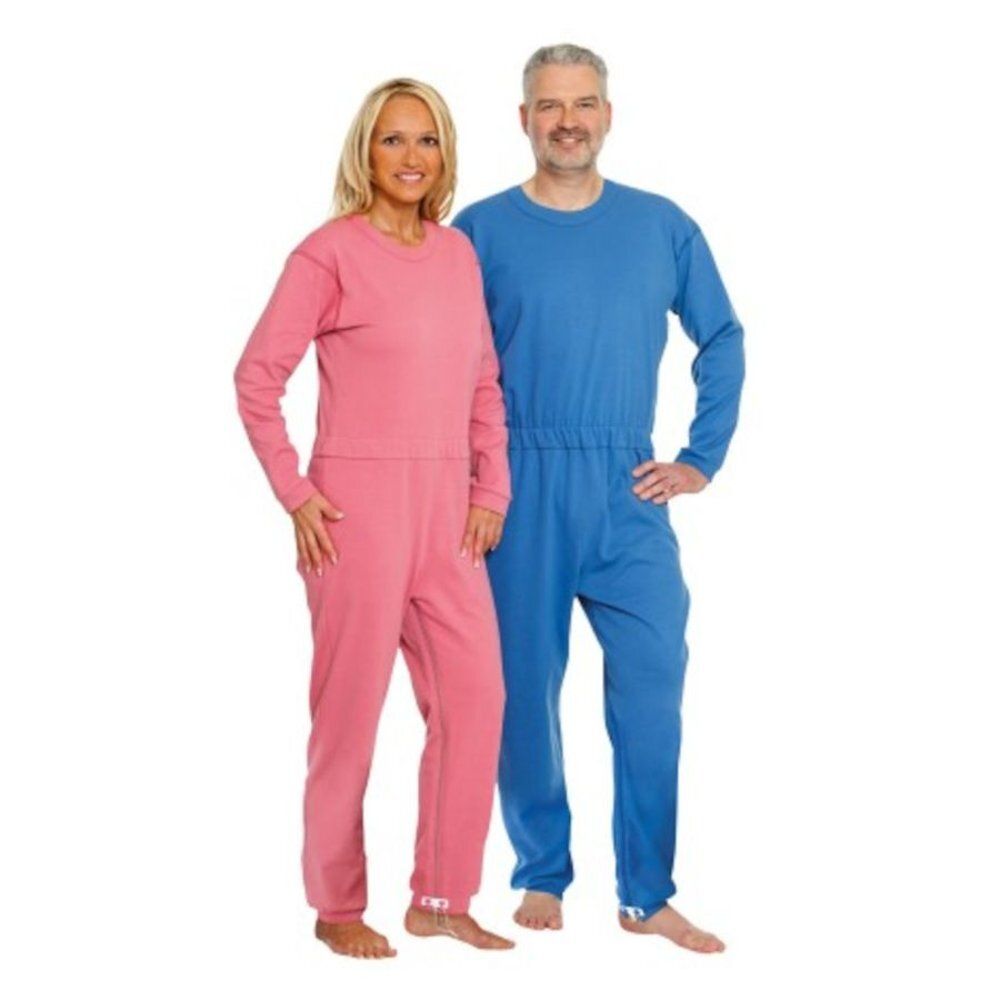 Twee personen in een overall. Eén roze, één blauw. Lange mouwen en broekspijpen. Ritssluiting. Extra large maat.