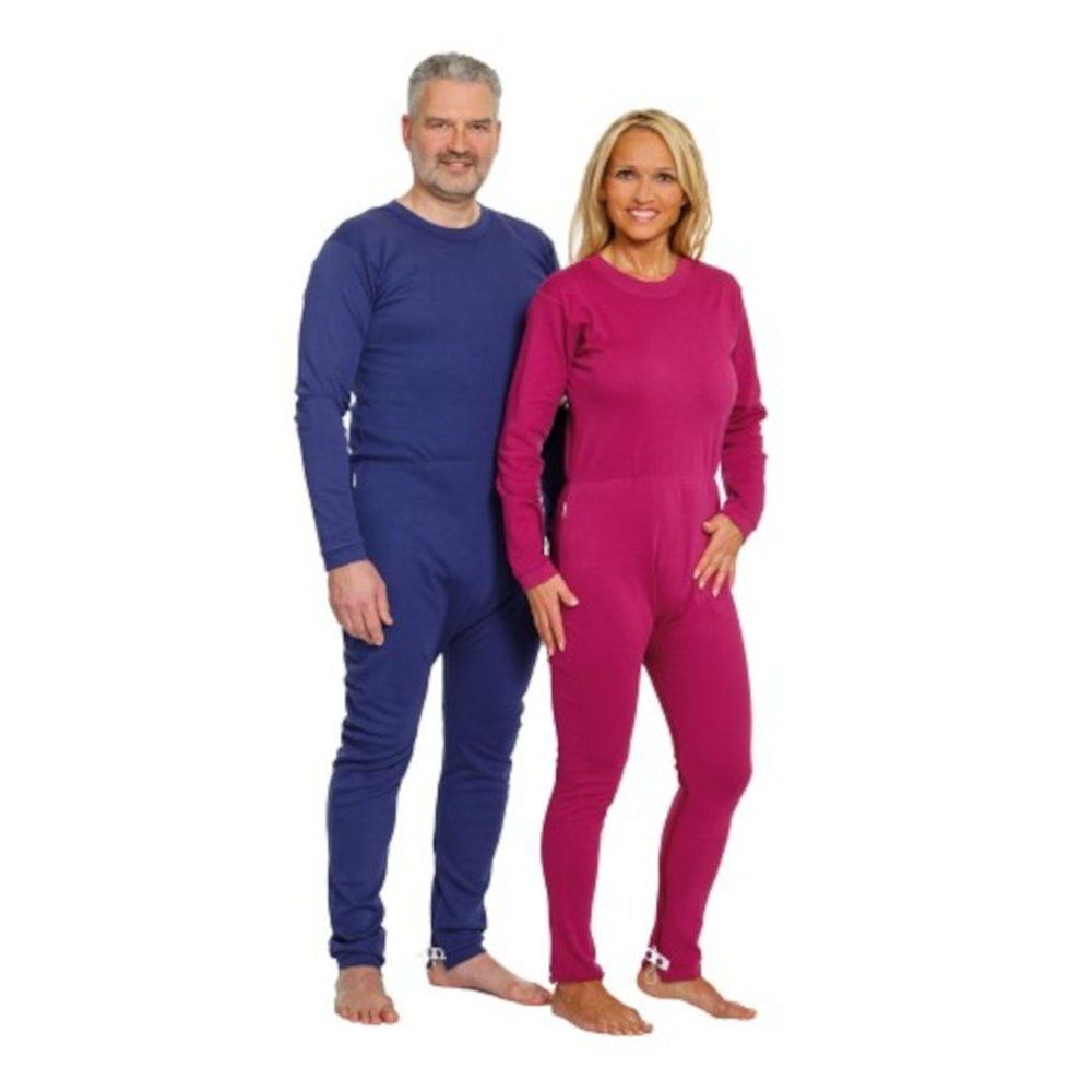 Deux personnes portant des combinaisons de soins. L'une bleue, l'autre rose. Les deux ont des manches et des jambes longues.
