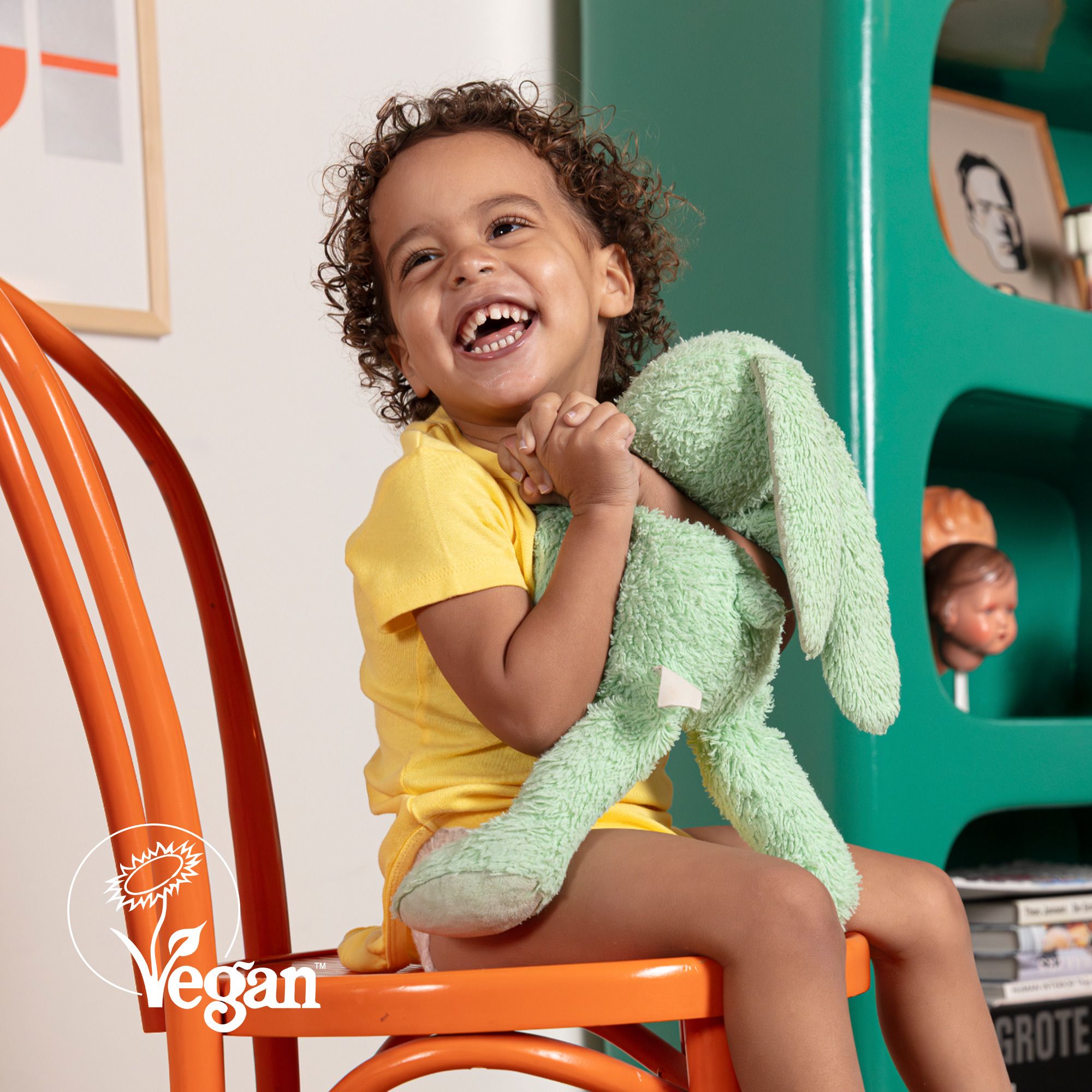 Bouteille blanche avec étiquette bleue. Inscription : NAÏF, Baby & Kids, Bath Foam. Illustration de baleine.