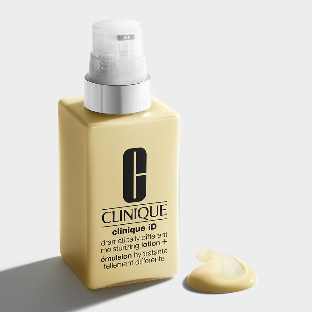 Gele fles met pomp. CLINIQUE iD™ Moisturizing Lotion+ en een klodder lotion ernaast.