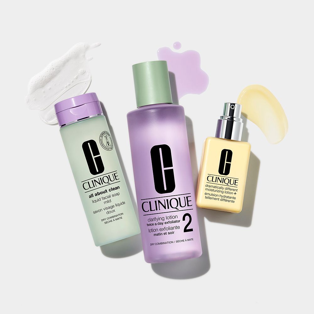 Drie CLINIQUE producten: reiniger, toner en moisturizer. Flessen.