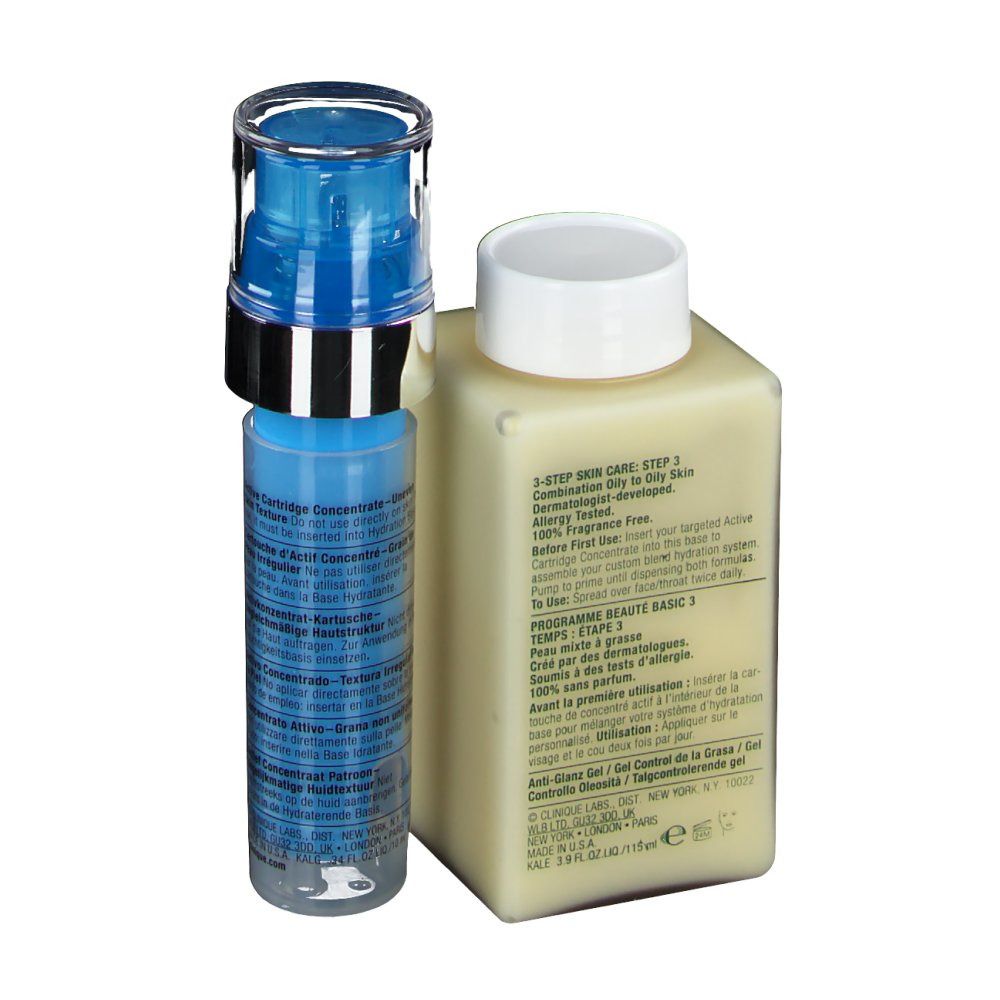 Twee cosmetische producten. Een blauwe pompspray en een crème fles. Tekst op beide. Achteraanzicht.