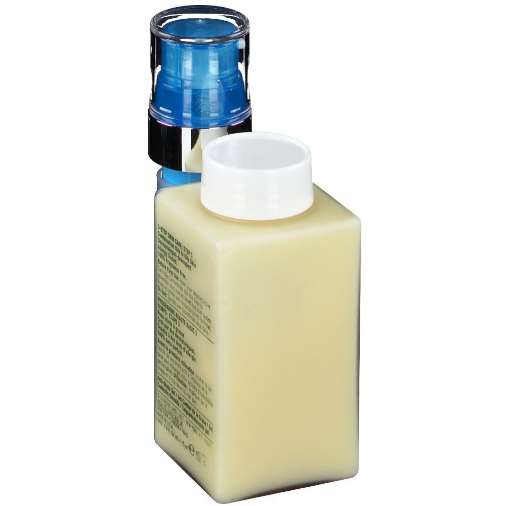 Twee cosmetische producten. Een blauwe pompspray en een crème fles. Achteraanzicht van de fles.