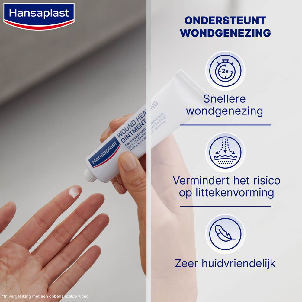 Persoon toont wondhelende zalf op hand. Productnaam en voordelen worden uitgelicht.