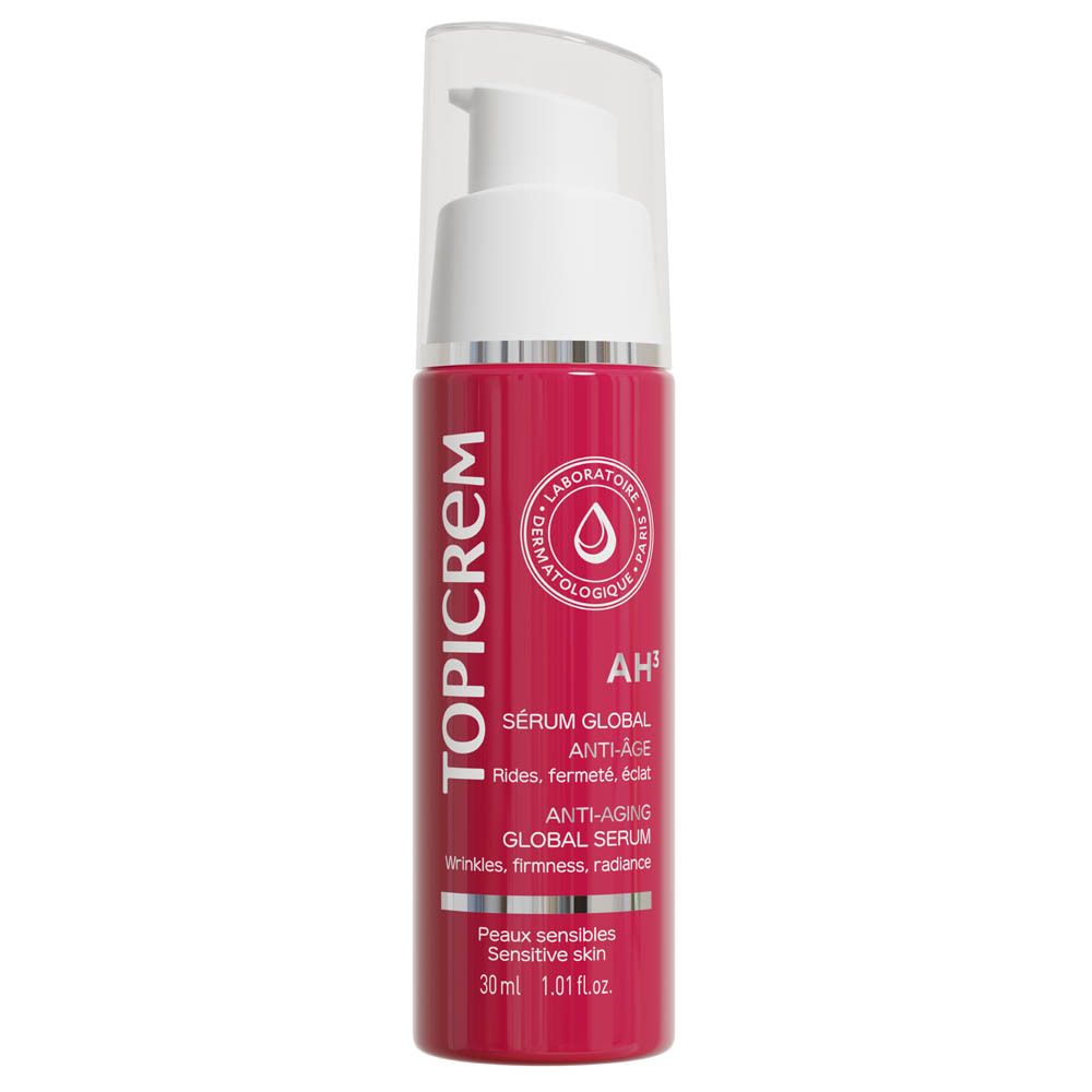 Rode serumfles met witte pomp. Opschrift: TOPICREM, AH³, Sérum Global Anti-Âge. Voor gevoelige huid. 30 ml.