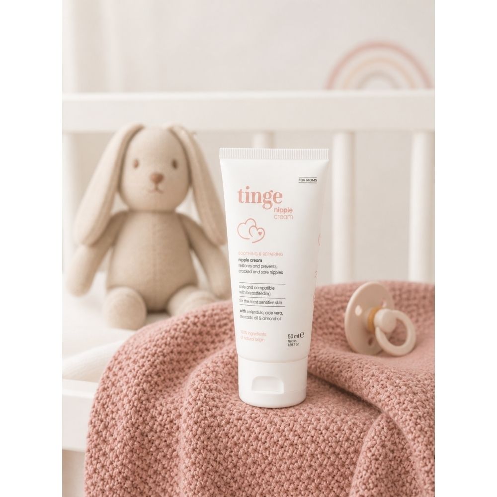 Crèmetube met fopspeen en speelgoed. Productnaam en opschrift: nipple cream. Bevat 50 ml.