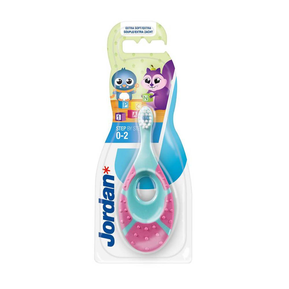Brosse à dents turquoise et orange pour bébé, emballée. Manche percé, poils blancs. Marque Jordan. Pour 0-2 ans.