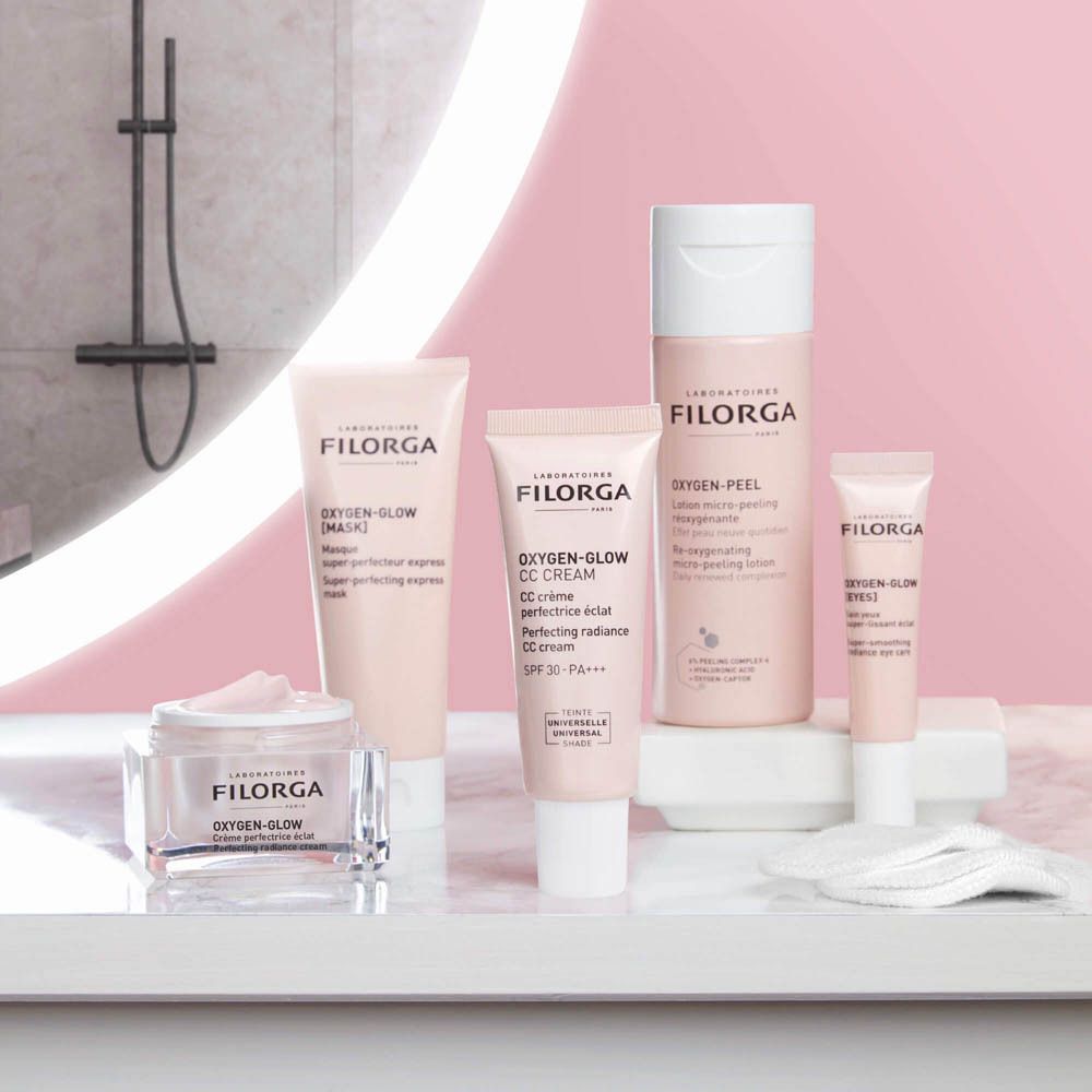 Pot de crème avec couvercle blanc et étalement de crème. Inscription FILORGA. Forme carrée.