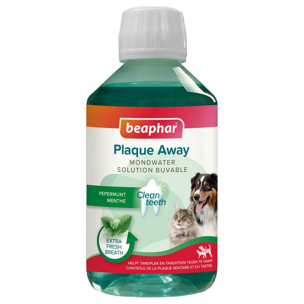 Liquide vert en bouteille avec bouchon blanc. Étiquette avec nom du produit, chien et chat.