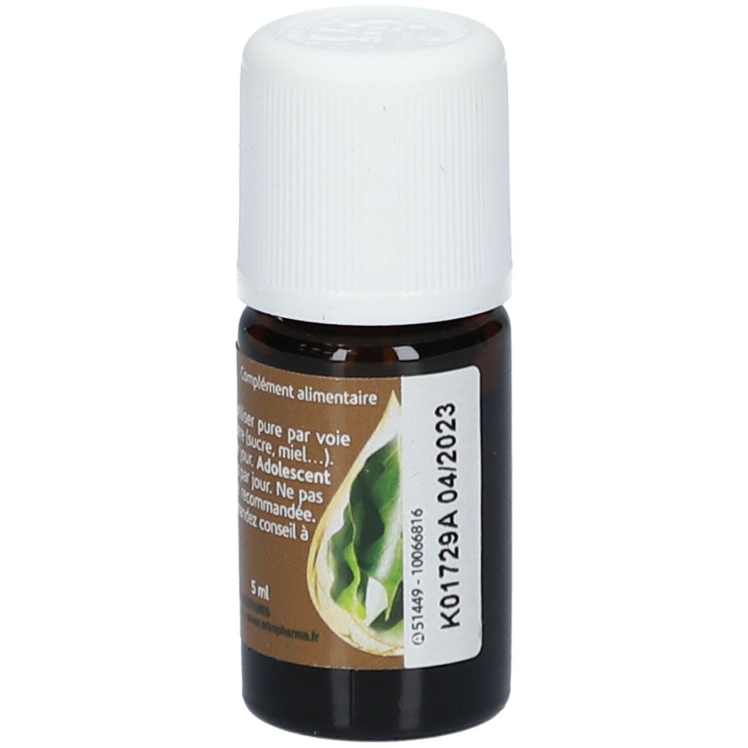 Bruine glazen fles met witte dop. Opschrift: Ravintsara BIO N°27 Huile essentielle. Merk: Arkopharma. Etiket met datum.