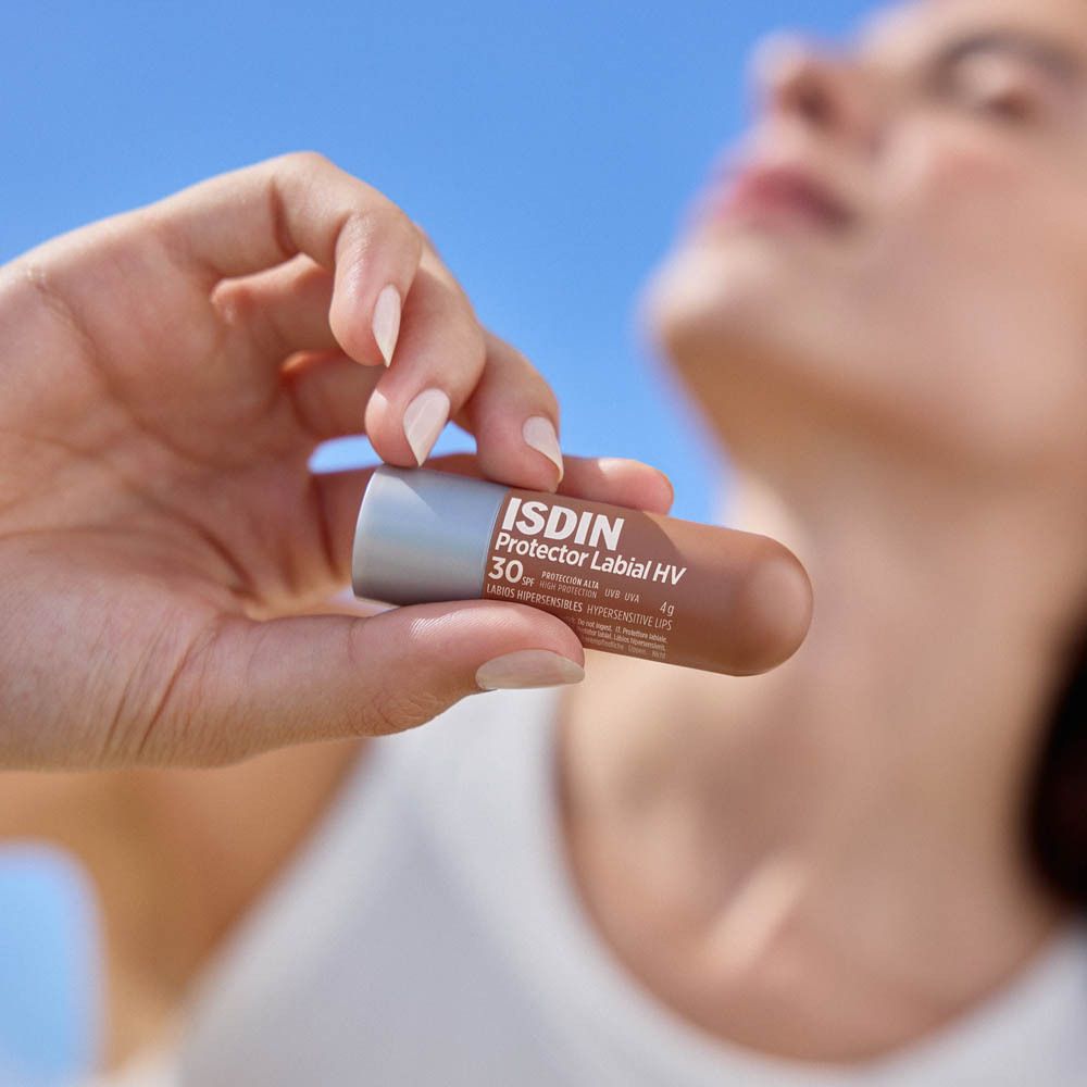 Lipverzorgingsstick. Zilveren huls, bruine dop. ISDIN Protector Labial HV 30.