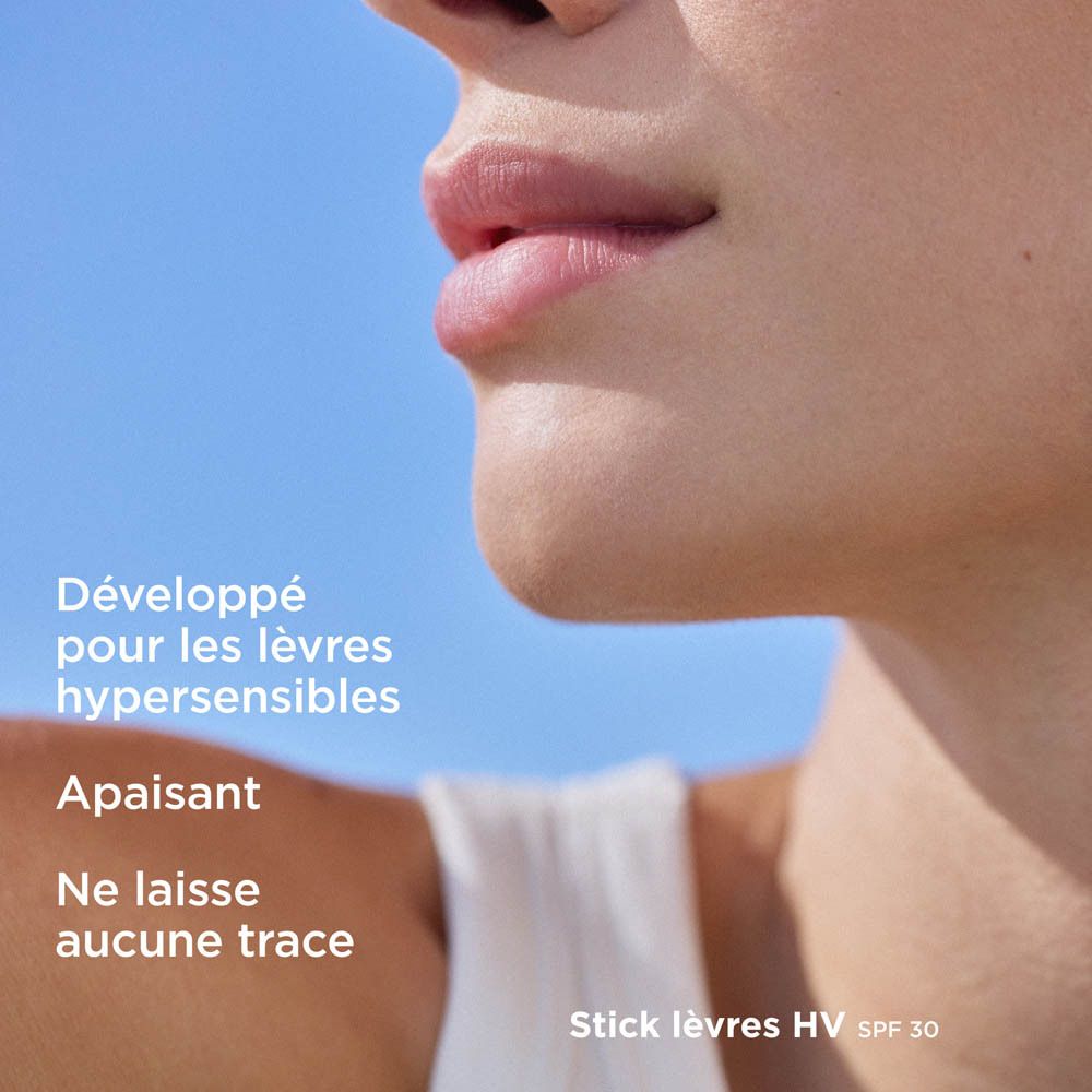 Lèvres. Texte: Pour lèvres hypersensibles. Apaisant. Ne laisse aucune trace. Fond bleu.