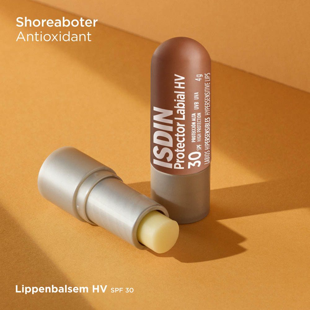 Lipverzorgingsstick wordt op lippen aangebracht. ISDIN Protector Labial HV 30.