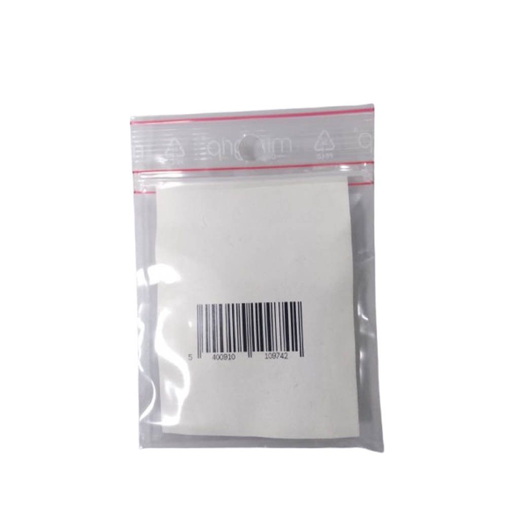 Transparante plastic zak met wit papier. Op het papier een barcode.