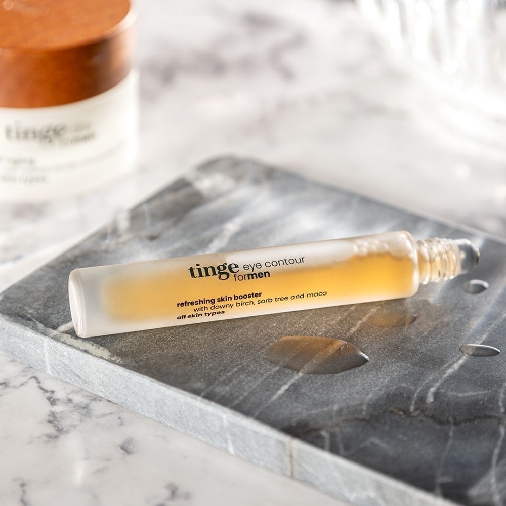 Rouleau Tinge Eye Contour sur plateau en marbre. Booster rafraîchissant à bouleau, sorbier et maca.