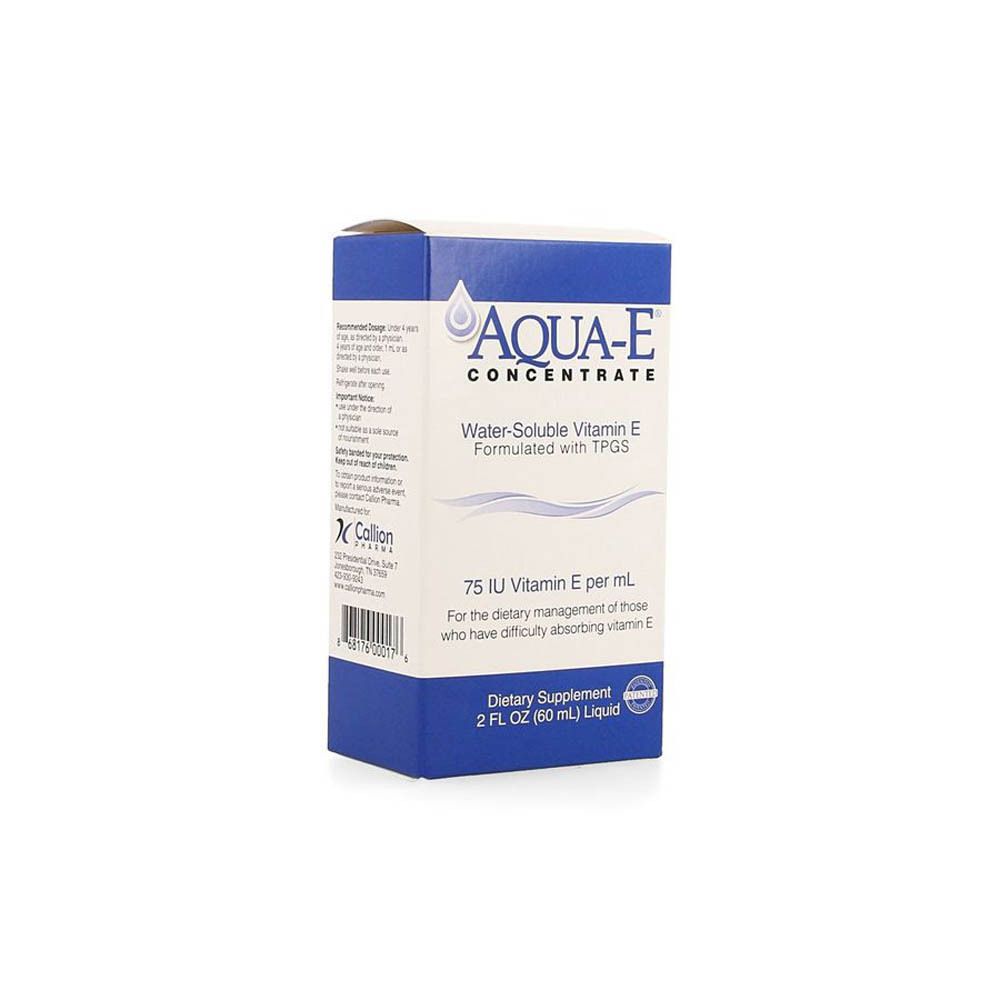 Boîte en carton blanche et bleue. Inscription: AQUA-E CONCENTRATE, vitamine E. Contient 75 UI de vitamine E par ml.