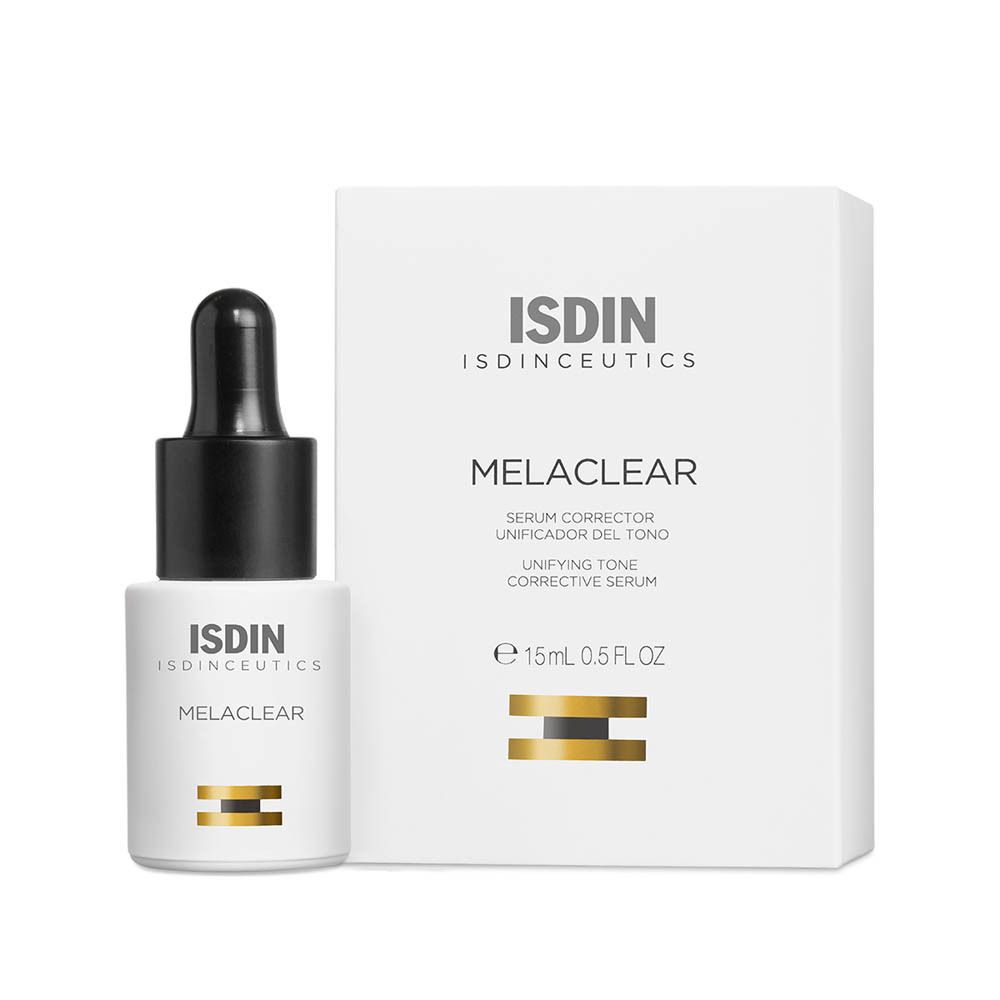 Fles en verpakking van ISDIN Isdinceutics Melaclear Serum. Witte fles met zwarte dop, doos ernaast.