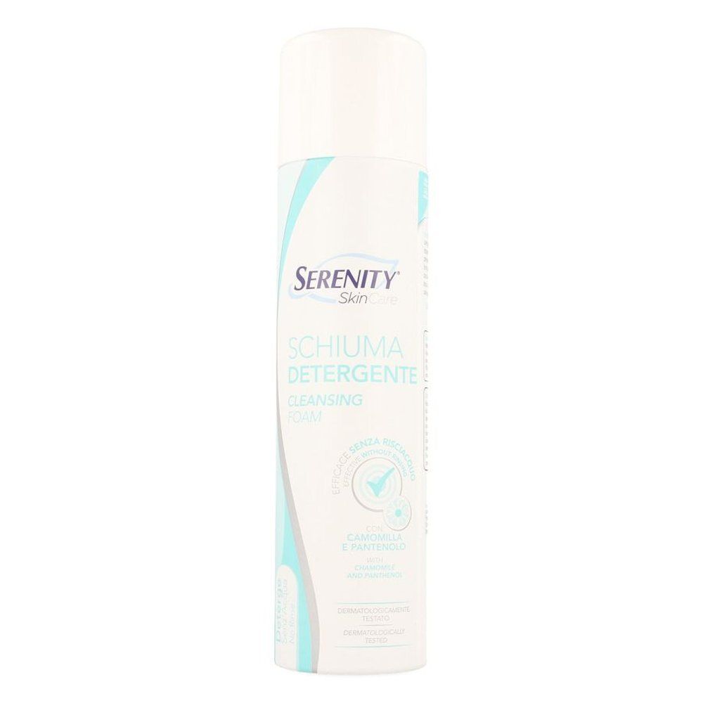 Witte reinigingsmousse met blauw accent. Opschrift: Serenity Skin, Schiuma Detergente, Cleansing Foam. Met certificeringen.