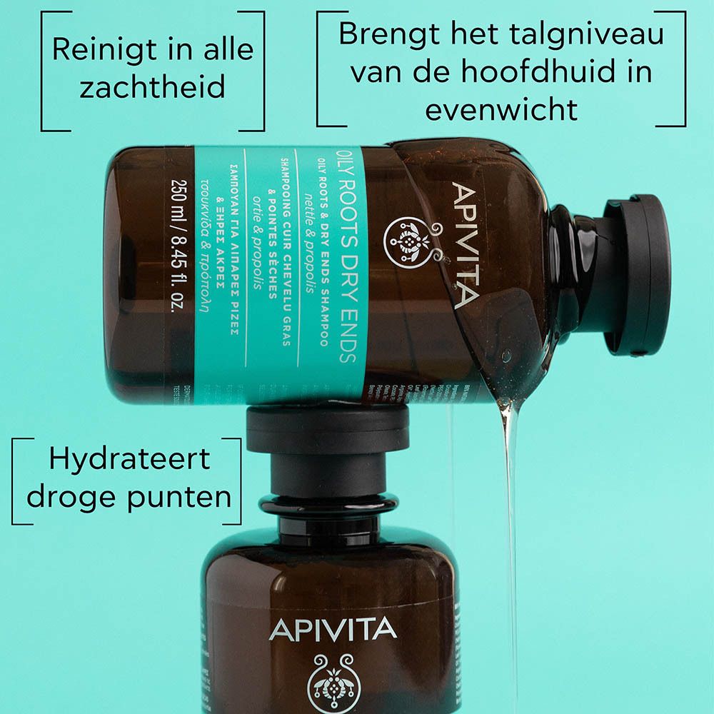 Een vrouw wast haar haar met schuimende shampoo met een heldere geltextuur.