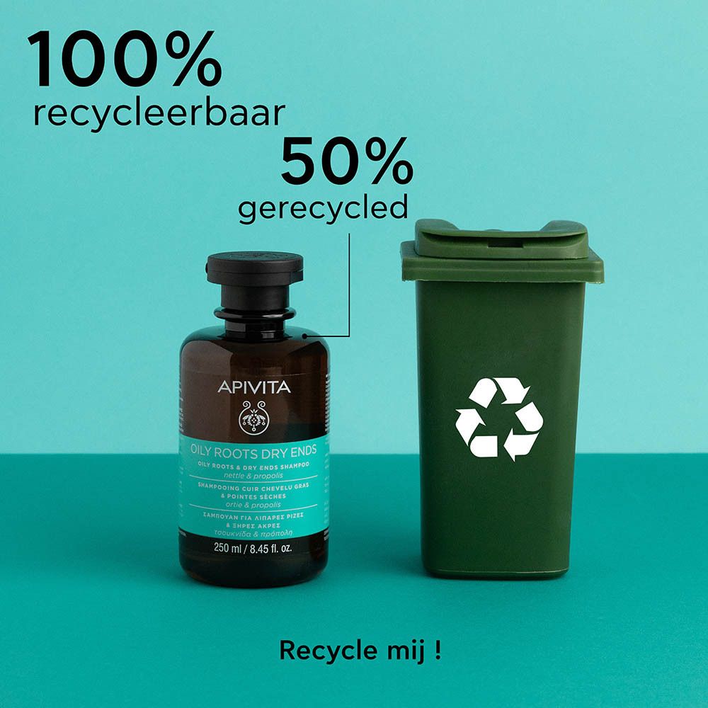 Shampoofles naast een groene prullenbak met recycling-symbolen. Tekst over recycling.