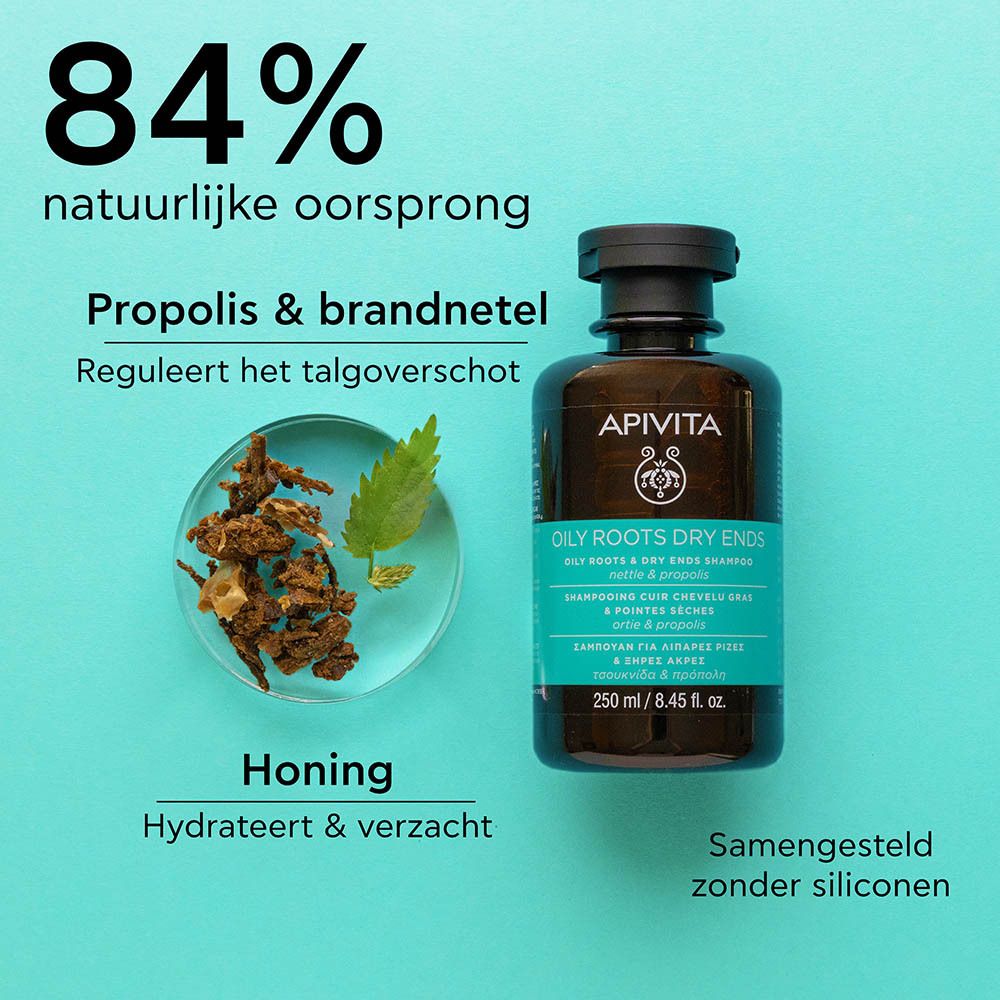 Shampoofles naast een schaal met gedroogde kruiden en een blad. Tekst over natuurlijke ingrediënten.