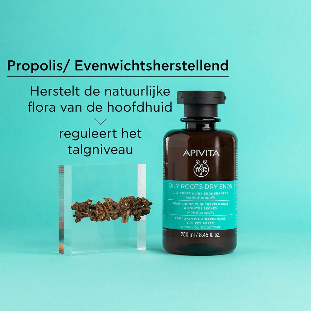 Shampoofles naast een schaal met propolis. Tekst over het herstellen van de hoofdhuidflora.